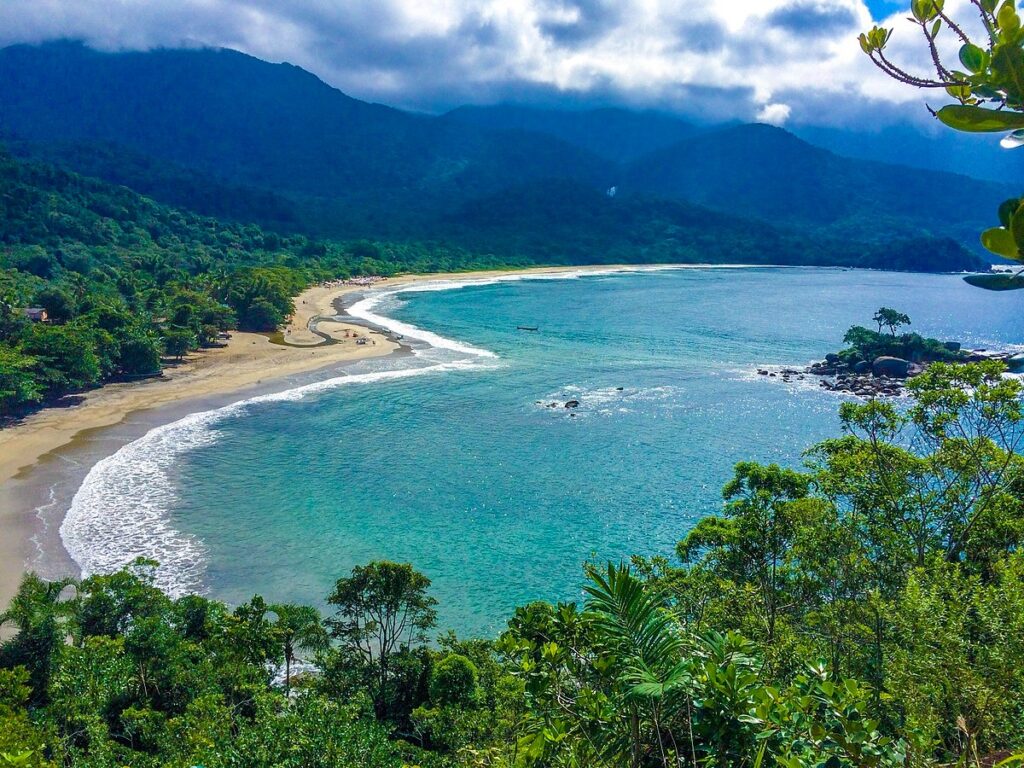 Imagem de cima da Praia de Castelhanos, em Ilhabela - São Paulo. É possível ver o mar azul, em formato de coração como seu Mirante.