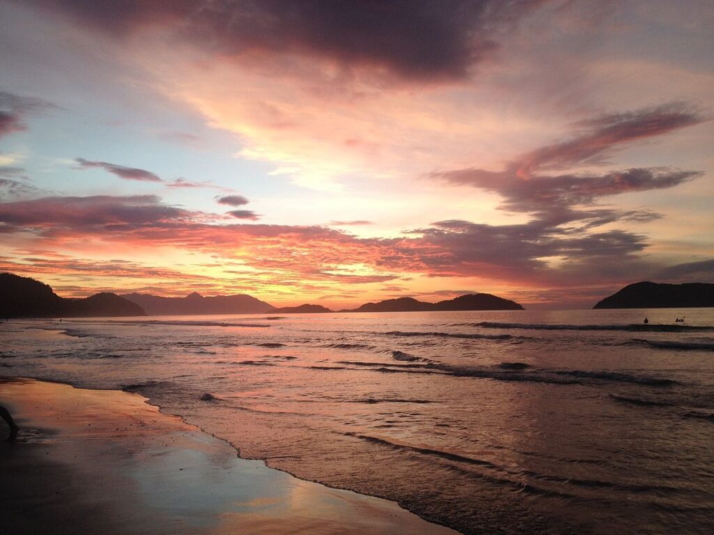 Pôr do Sol na praia de Juquehy, em São Sebastião.
